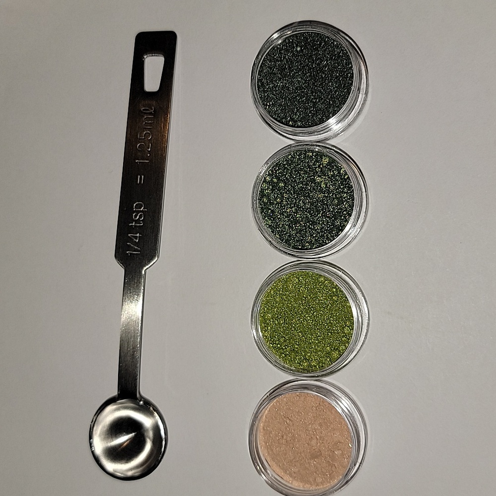 MAC PIGMENT SAMPLE SET - Picture 2 of 3